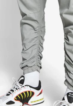 Indicode Jeans Lakeland - Pantalones Cargo - Light Grey 10 Indicode Jeans Lakeland - Pantalones Cargo - Light Grey -Indicode Jeans Comercio 0d838239b90c44f48e84ce587f3da486 scaled