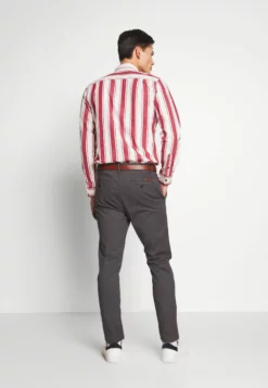 Indicode Jeans Gover - Pantalones Chinos - Dark Grey -Indicode Jeans Comercio 796908ac79be4b0c89ac526ea6e28a08 scaled