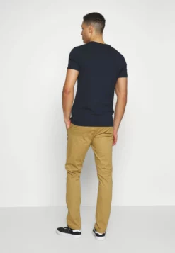Indicode Jeans Gover - Pantalones Chinos - Amber -Indicode Jeans Comercio 7eae4f48891640288384f06ef4590365 scaled