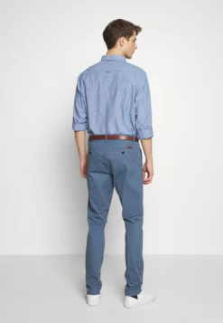 Indicode Jeans Gover - Pantalones Chinos - China Blue -Indicode Jeans Comercio 845ca4bc9b2b44d7bacc58e0cfc3ed10 scaled