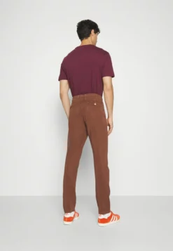 Indicode Jeans Ville - Pantalones - Rootbeer -Indicode Jeans Comercio d14b869fdc9f43919a0f68d704072aaa scaled